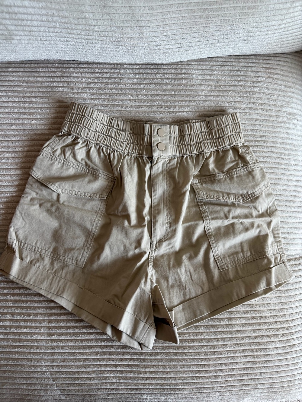 Women’s High-Waist Cargo Shorts in Beige